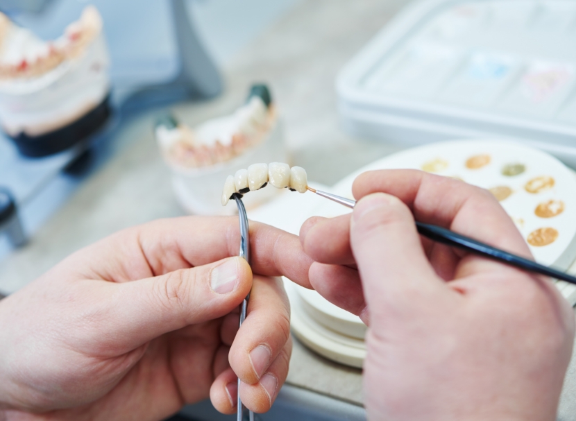 歯科医師と歯科技工士が近い距離で連携する体制